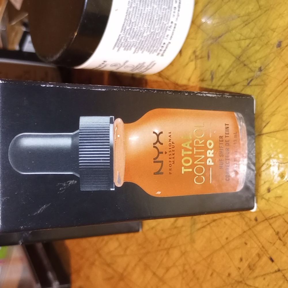 NYX total control pro hue shifter